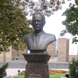 Памятник М.Шолохову на Пушкинской
